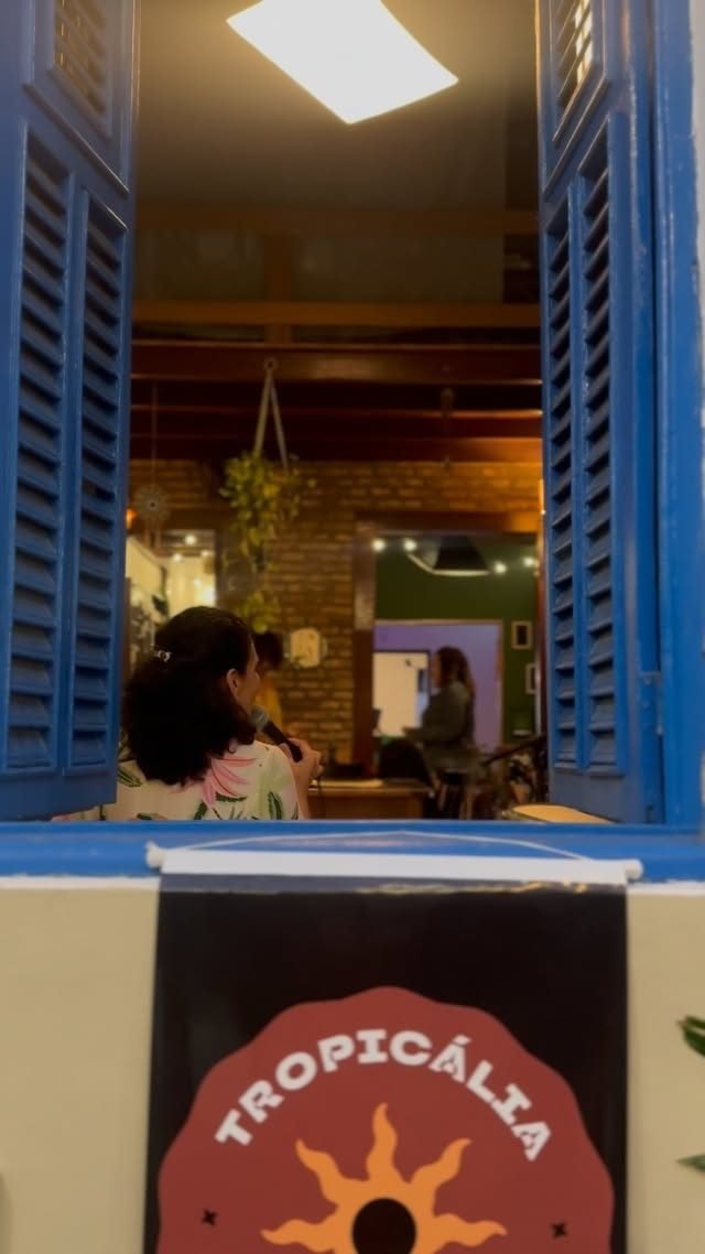 A janela azul da casa, aberta para a Avenida General Osório